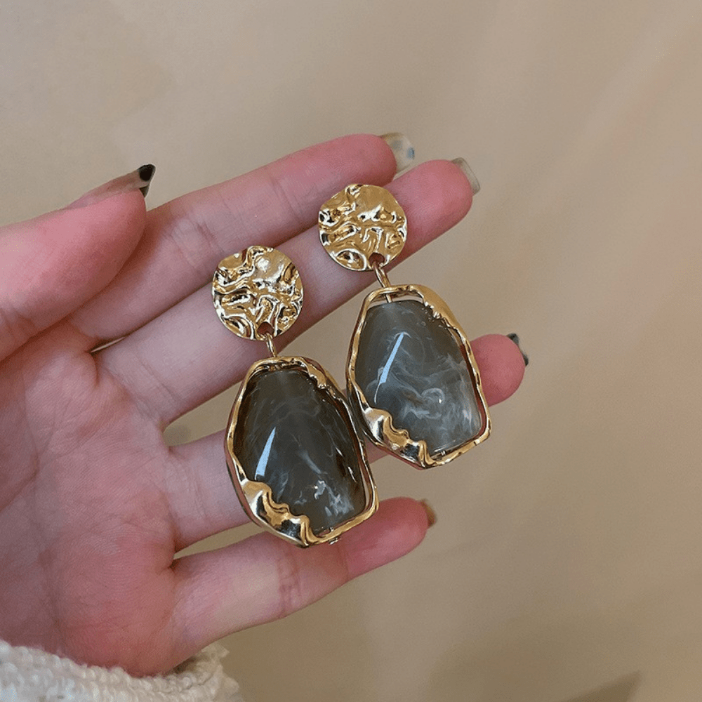 Vintage Pendant stud resin